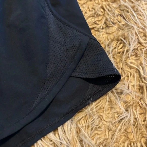 *Under Armour Women's Black Comfortable Athletic Workout Shorts Size X-Small - Picture 5 of 6